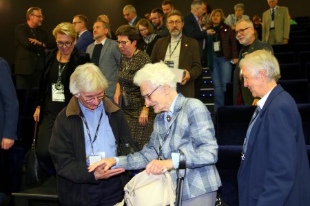 zdjęcie osób siedzących w sali kinowej Od Nowy. Kliknij, aby powiększyć zdjęcie.